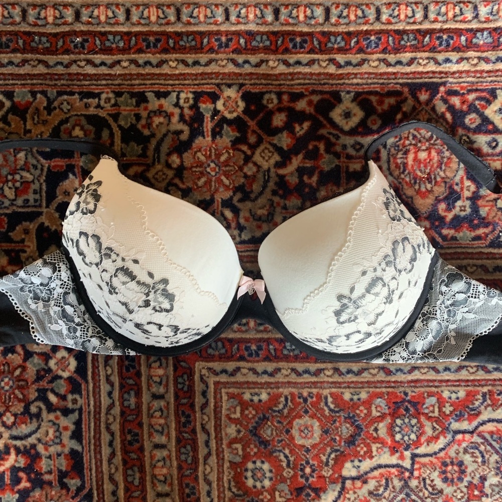 34DD Victoria’s secret bra NWOT